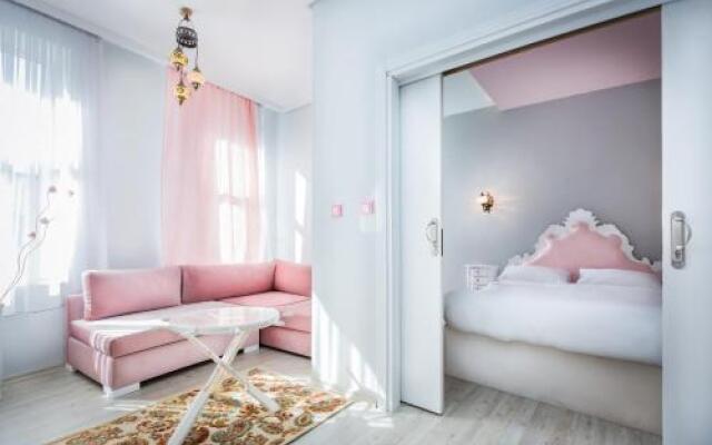 De Moon Suites Hotel