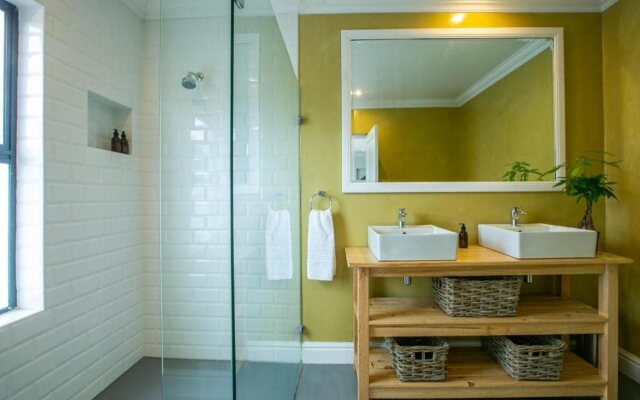 Hout & About Guest House