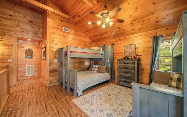 New! Riverfront Retreat Sleeps 12 Ellijay
