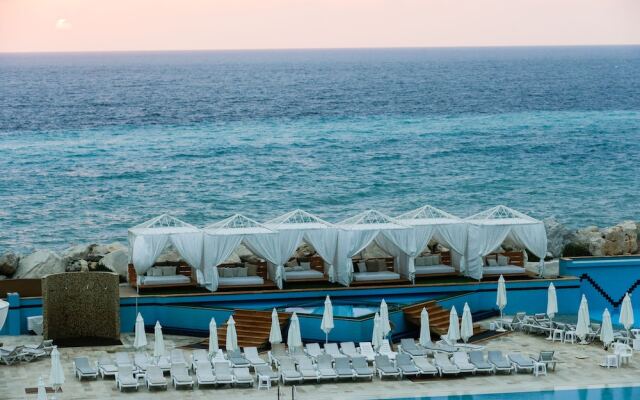 Four Seasons Hotel and Beach Resort