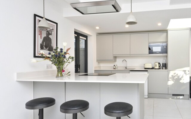 Superb Maisonette With Patio Garden Close to Battersea Park by Underthedoormat