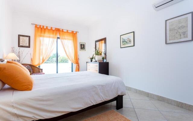 Great 2 bedroom apartment with communal pool
