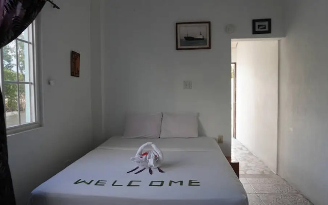 Poolside Seaview Studio With Infinity Pool & Overwater Deck Near Airport, 1st FL