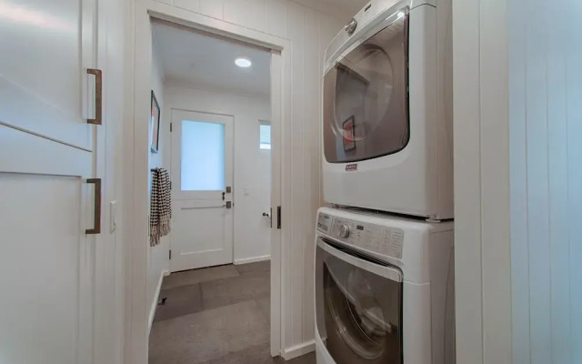 Hanalei Beachfront 3 Bedroom Home by RedAwning