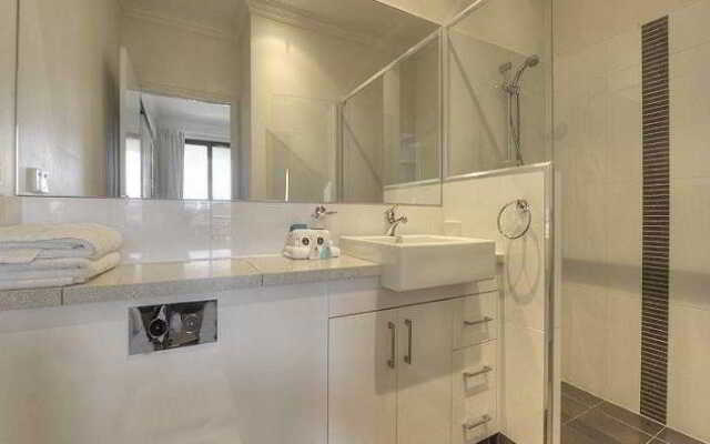 Dolphin Quay Apartment Hotel