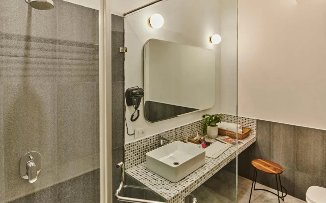 Minimalist Poshtel & Suites