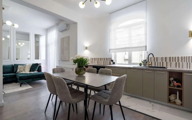 Gorgeous & Bright 2BR Condos - Steps From Old Town
