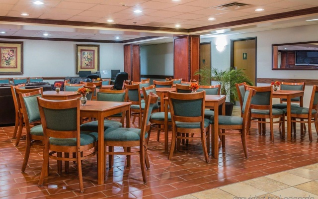 Quality Inn & Suites Detroit Metro Airport