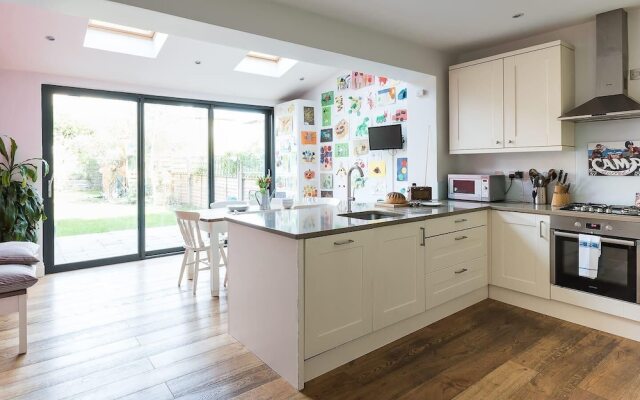 Fabulous 4BR Family Home in East London
