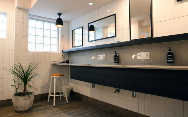 Stoke Beach House - Hostel