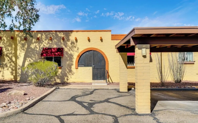 4 Mi to Downtown Tucson: Peaceful Townhome!