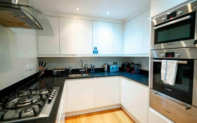 Spacious & Modern 3brs House in Central London
