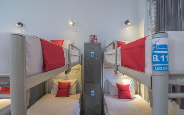 RedDoorz Hostel near Braga Citywalk