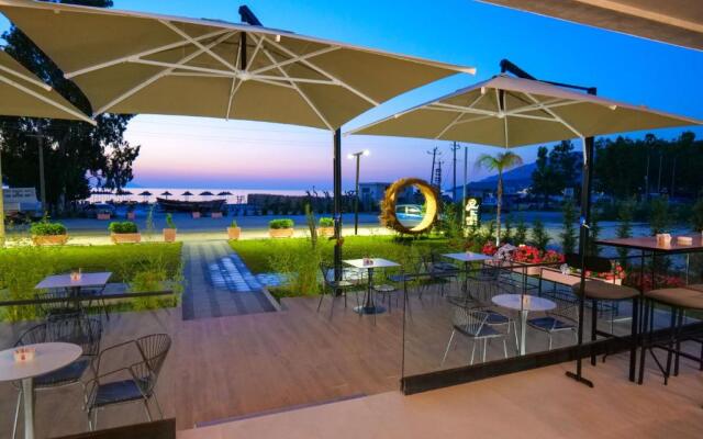 The Peak Hotel & Lounge