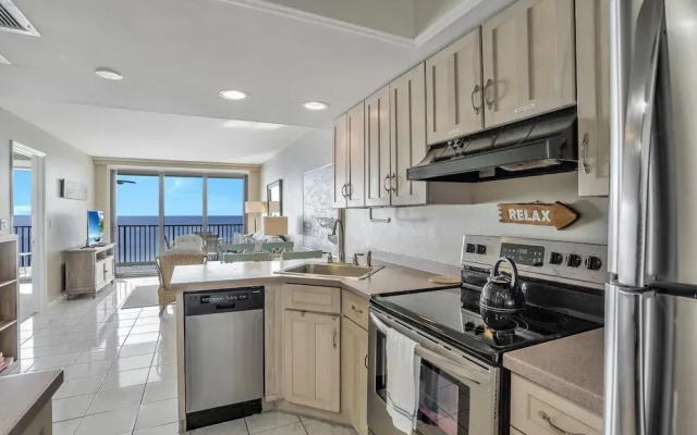Charming Beachfront Condo With Pool, spa and Views