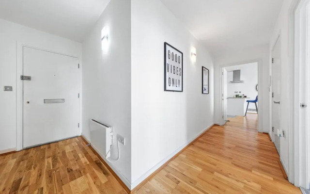Penthouse 2-bed Apartment in The Heart Of E15