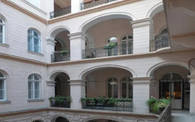 Yolo Hostel