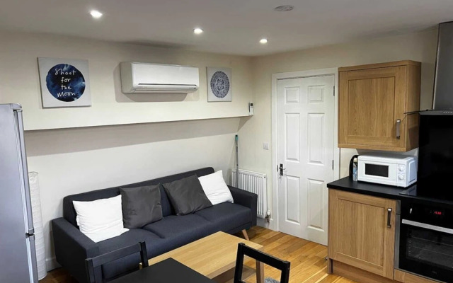 Cosy 3 Bedroom Apartment Next to the Emirates