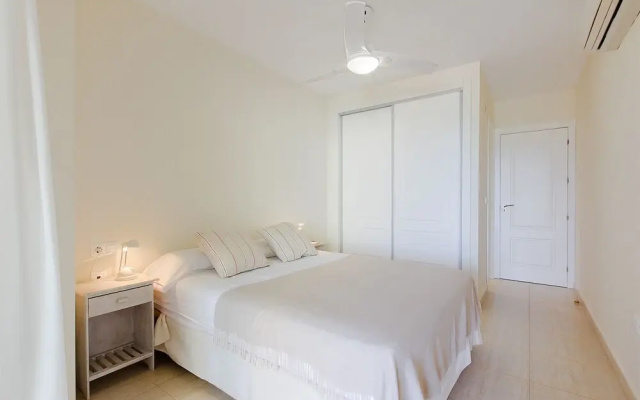 Inviting 2-bed Apartment in Denia, First Beach lin
