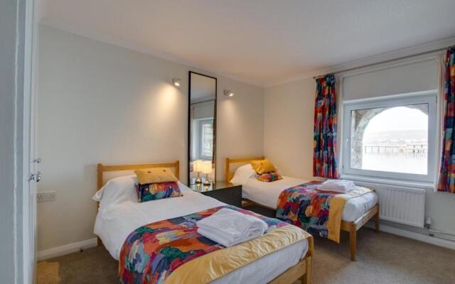 Waters Edge Balcony Apartment