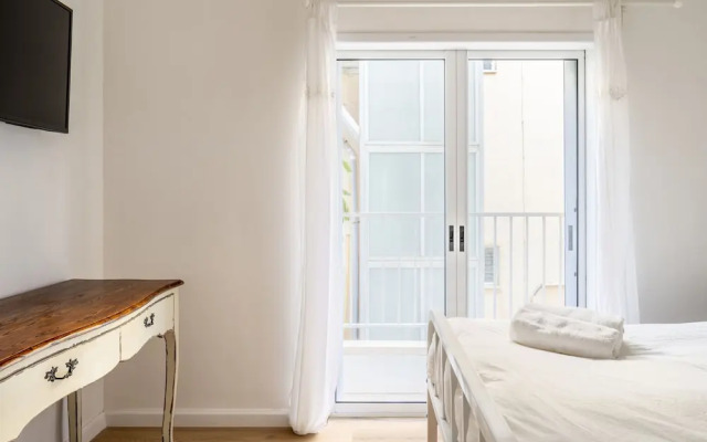 Bright & Sunny Apt in Trendy Location