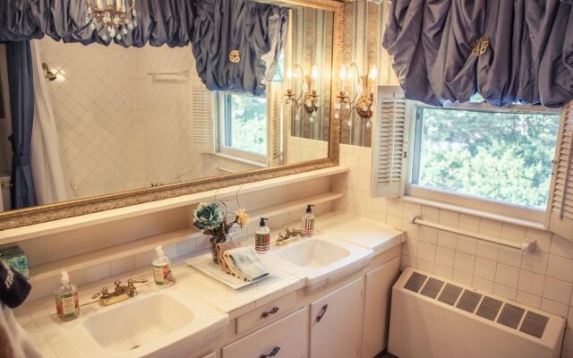 Silver Heart Inn and Cottages