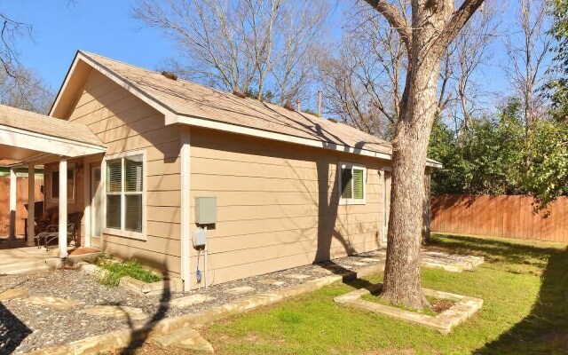2BR Renovated Austin Coach House by RedAwning