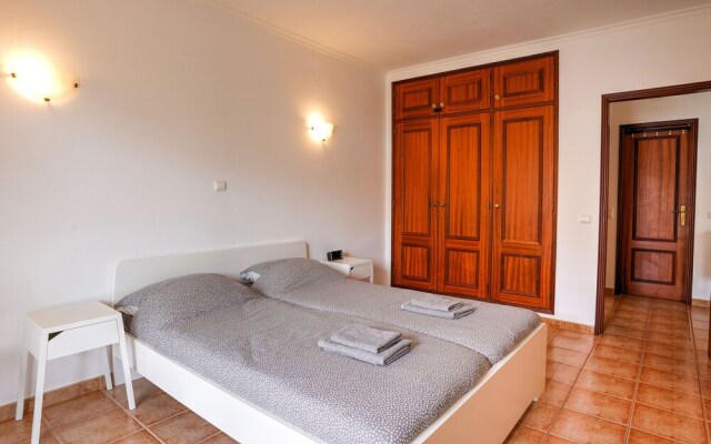 Beautiful Apartment With a Bedroom in Meia Praia and a Communal Swimming Pool