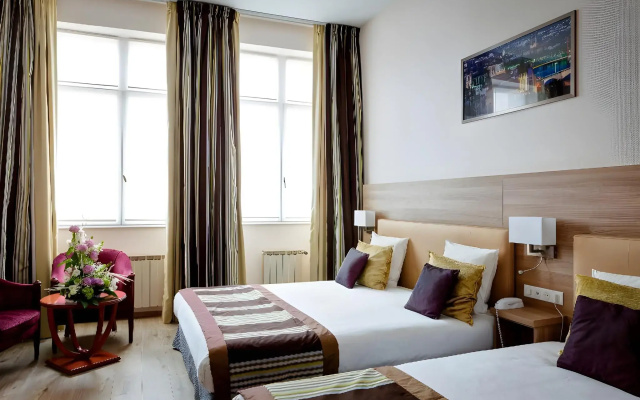Le Phenix Hotel