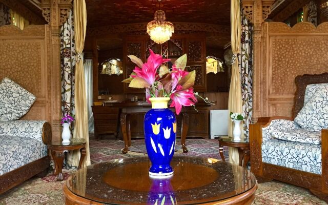 New Sea Palace Houseboats