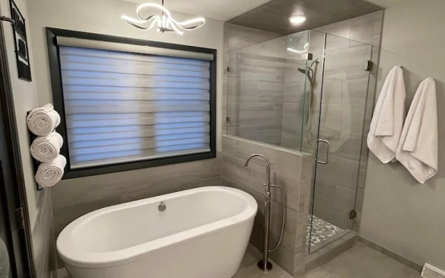 Freshly Updated Lake Michigan Home With Pool