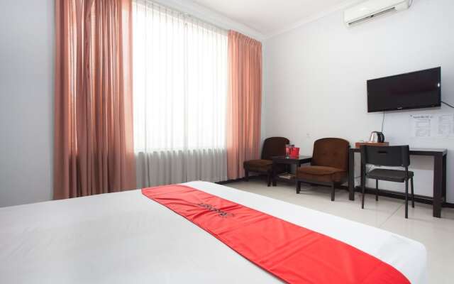 RedDoorz near Plaza Araya