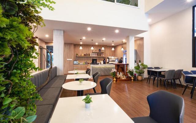 Joli Hotel