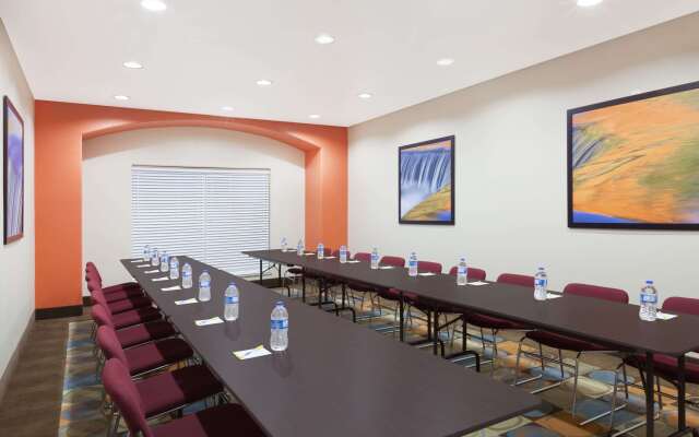 Days Inn & Suites by Wyndham Marquez