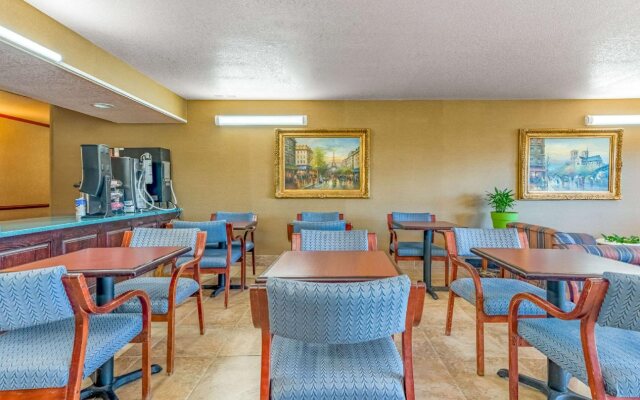 Econo Lodge Inn & Suites