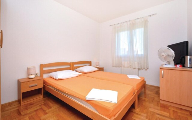 Beautiful Home in Kastel Stafilic With Wifi and 8 Bedrooms