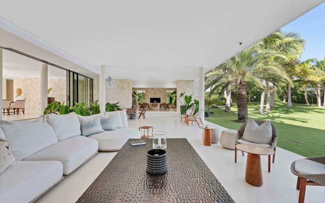 Magnificent 5BR Modern Tropical Villa With Pool