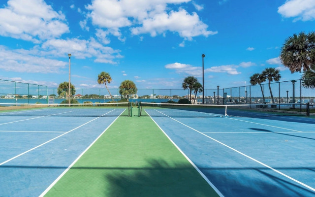 Sabine Yacht & Racquet #8D