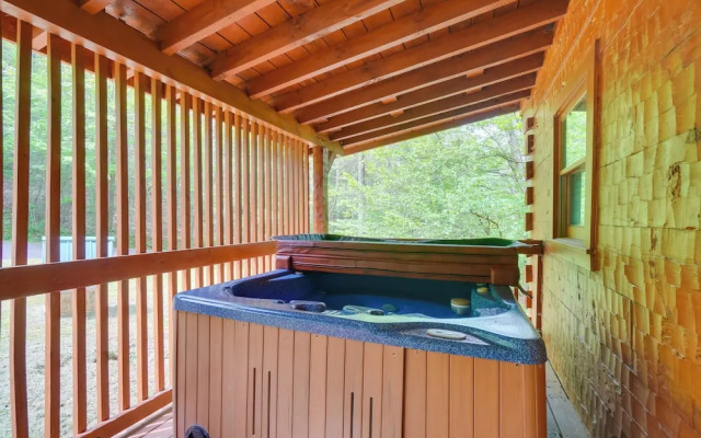 Cabin w/ Hot Tub ~ 6 Mi to Downtown Gatlinburg!