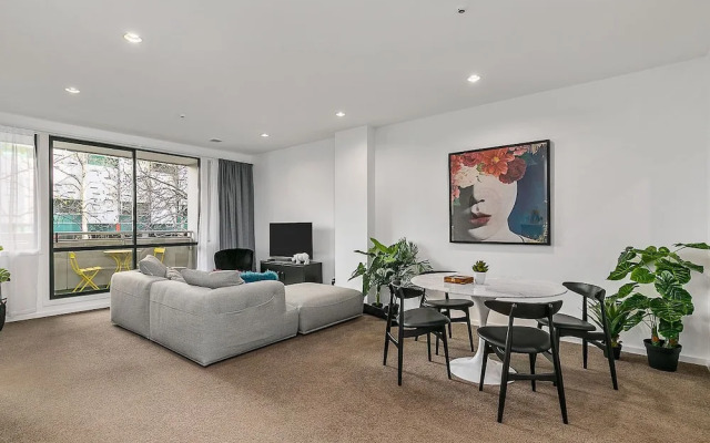 Zodiak Central 2 BR Apt Free Parking Gym