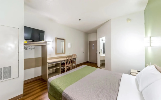 Motel 6 San Antonio, TX - South