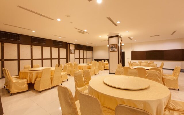 F Hotel - Sanyi