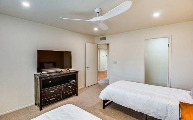Tucson Townhome w/ Mountain View, Pool Access!
