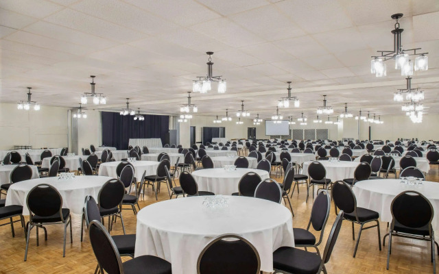 Days Inn & Conference Centre by Wyndham Camrose Norsemen