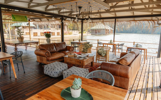 Bambuu Lakeside Lodge