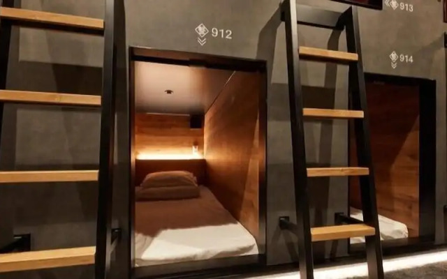 Rembrandt Cabin and Spa Shimbashi - Caters to Men