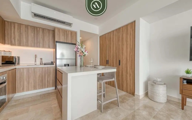 Oceanview 1 BR Condo With Pools and Beach Access