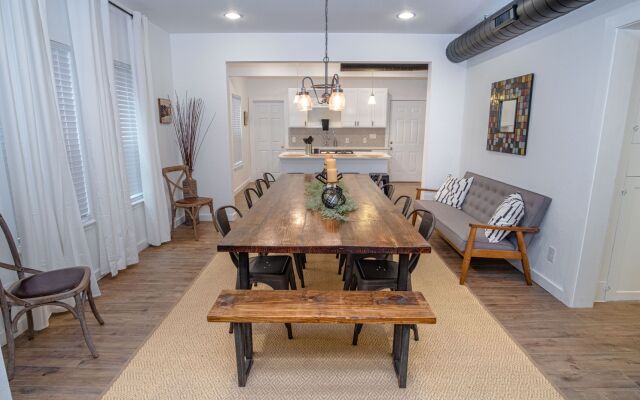 5BR/4BA House Sleeps 20 Downtown