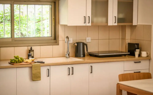 Pet-friendly 2BR Apt & Kitchen