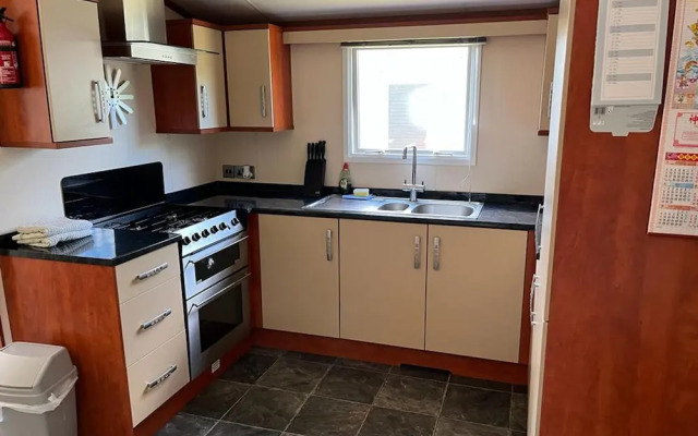 Spacious 2 bed Holiday Home Entertainment on Site